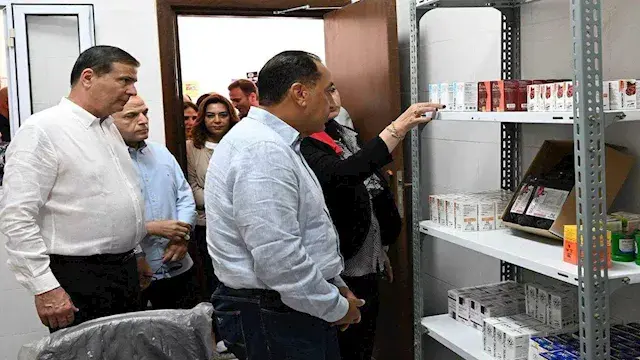 مدبولي يتفقد مجمعًا زراعيًا وب...