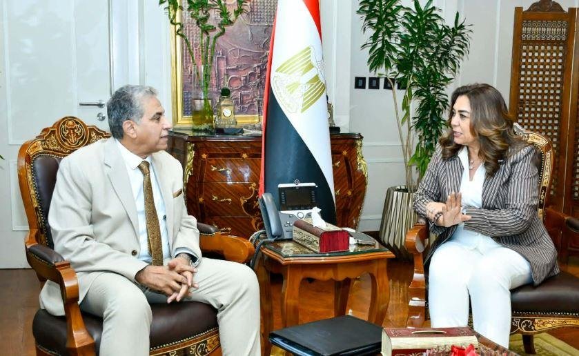 منال عوض تبحث التطوير المستدام...