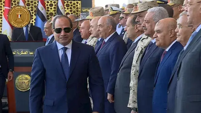 السيسي يصل للقيادة الاستراتيجي...
