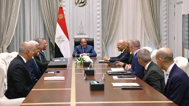 السيسي يستقبل رئيس "إيني" الإي...