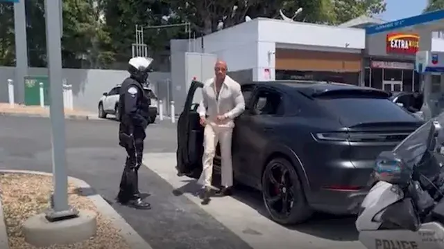 "بسبب زجاج سيارته".. إيقاف ذا روك في لوس أنجلوس