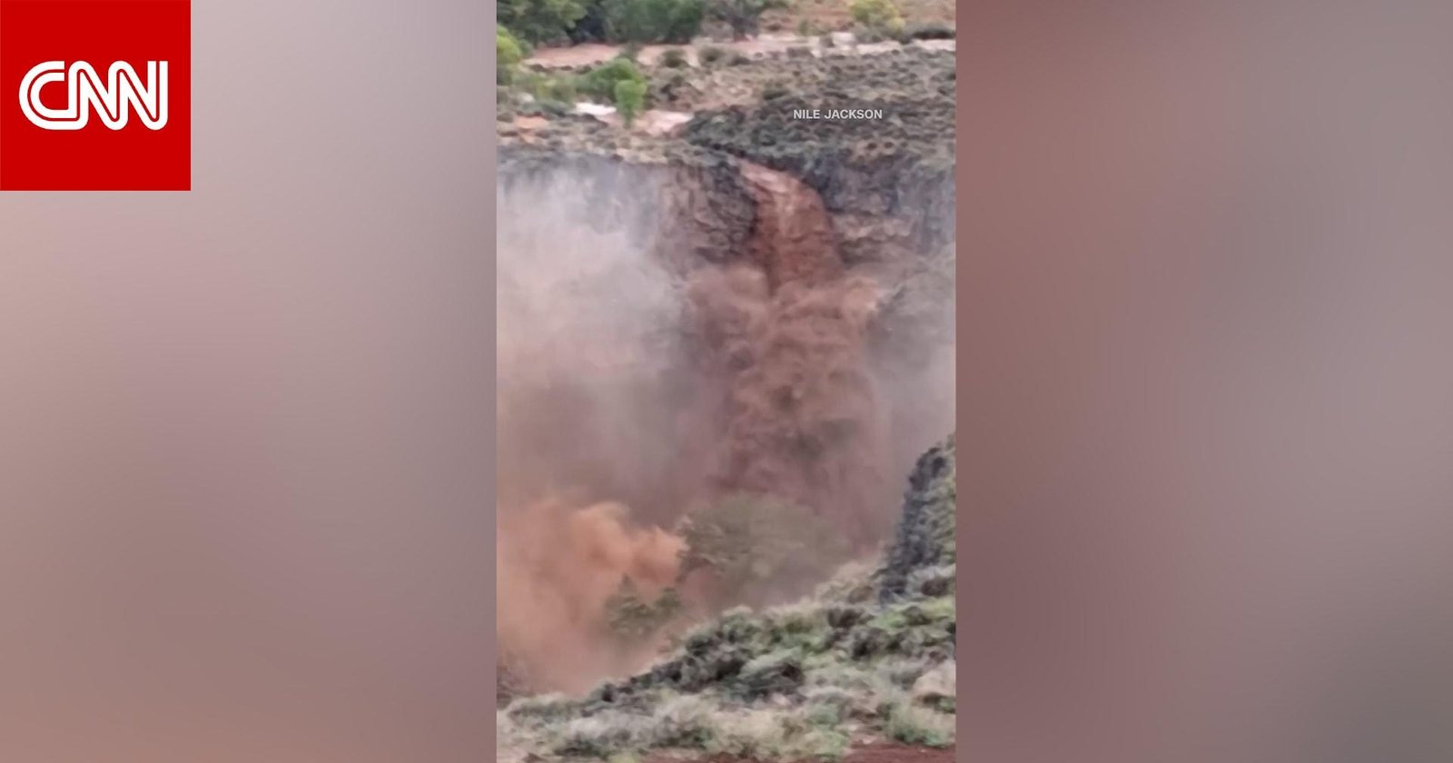 شاهد.. سيول من المياه والطين تندفع بقوة من منحدر جبلي في أمريكا