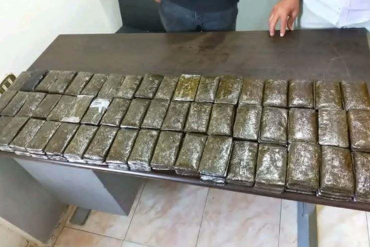 إحباط محاولة تهريب 280 فرش حشيش بميناء نويبع داخل كابينة شاحنة