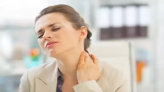 طقطقة الرقبة قد تزيد خطر السكت...