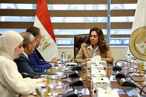 وزيرة التنمية المحلية تبحث مع...