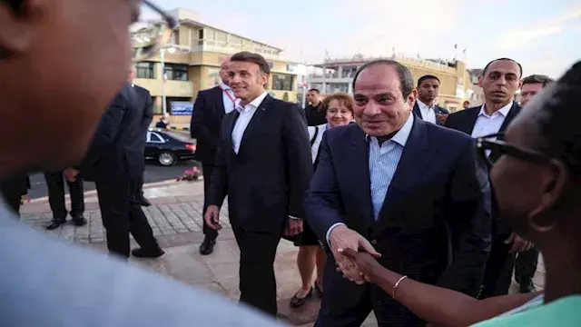 الرئيس السيسي يصطحب ماكرون في جولة على الممشى السياحي بكورنيش الإسكندرية