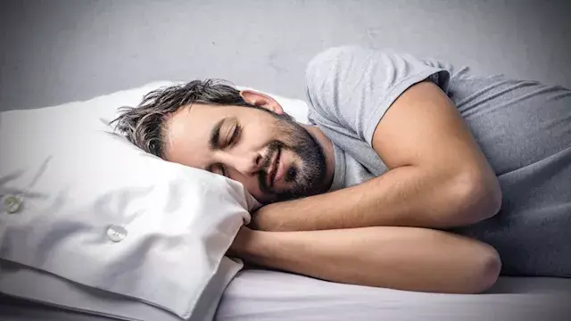 عادة غريبة أثناء النوم.. لكنها...