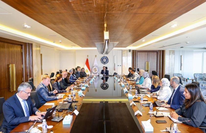 وزير التخطيط يبحث مع وفد البنك...