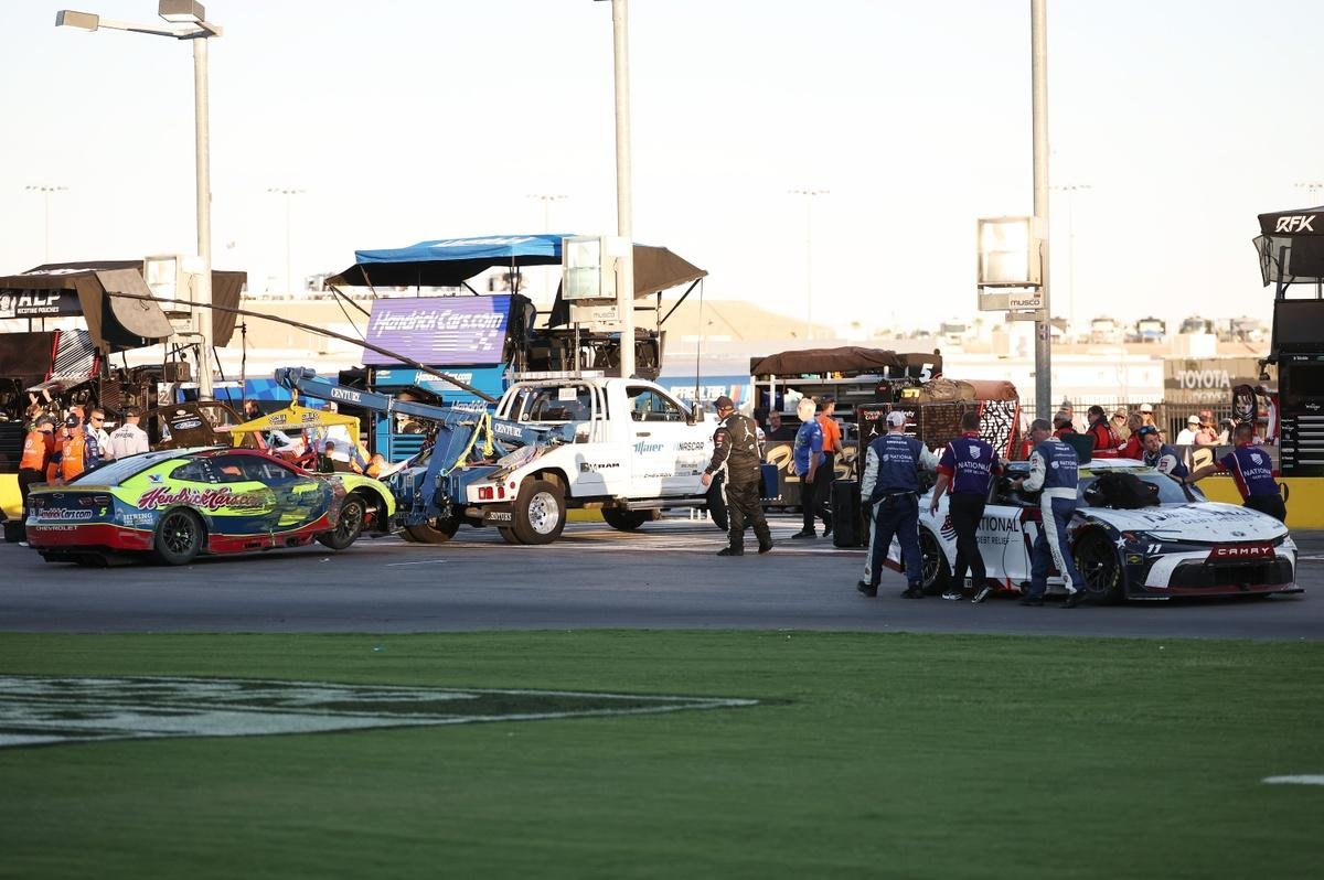 Denny Hamlin had 'no idea' that he gave Kyle Larson the wave-around by pitting
