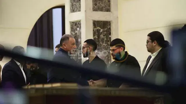 "بيظبط القميص احتراما للتقاليد".. ماذا فعل الخطيب قبل دخول عزاء عبدالرحمن أبو زهرة؟ - صور