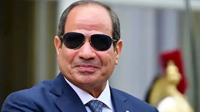 الرئيس السيسي وقرينته يصلان مق...