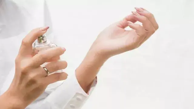 لماذا تختلف رائحة العطر من امر...