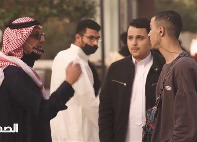 «الصدمة».. فنان مشهور يهين أحد معجبيه لطلبه صورة معه