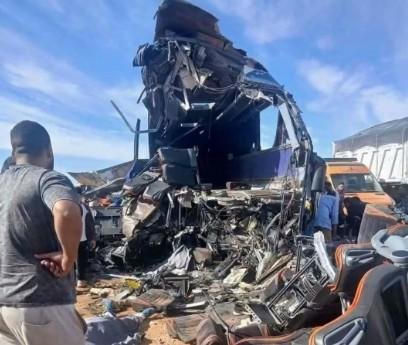 إسعاف بنى سويف يشارك فى نقل ضحايا حادث تصادم أتوبيس وتريلا بالطريق الصحراوي الغربي