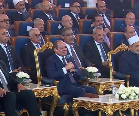 السيسي يوجه وزارة التنمية المحلية والمحافظين بضرورة فتح قنوات للتواصل المباشر مع المواطنين