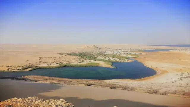 من الأزرق للتركواز.. بحيرة غامضة وسط رمال الفيوم تتغير مياهها مع حركة الشمس -صور