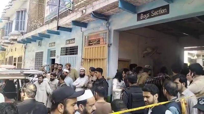 انهيار سقف مدرسة في باكستان يودي بحياة عشرات الأطفال