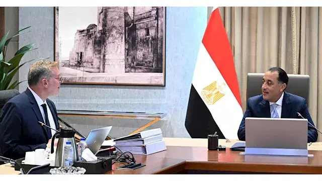 مدبولي يتابع مع وزير البترول م...