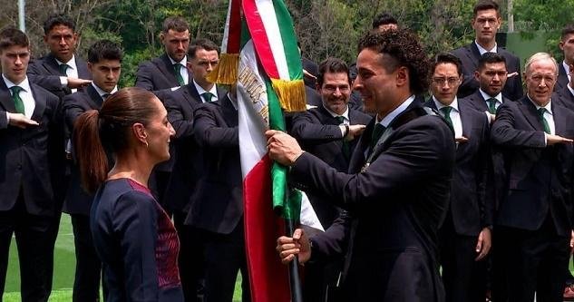رئيسة المكسيك تسلم أوتشوا علم...