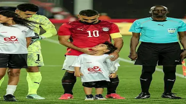 "يقبل رأس طفل".. محمد صلاح يخط...