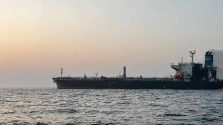 قطر ناقلة النفط  "إليغيا" إلى ميناء عماني بعد استهدافها قبالة مسندم وإخلاء طاقمها