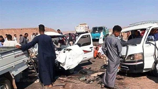 إصابة 19 شخصا إثر انقلاب سيارة...