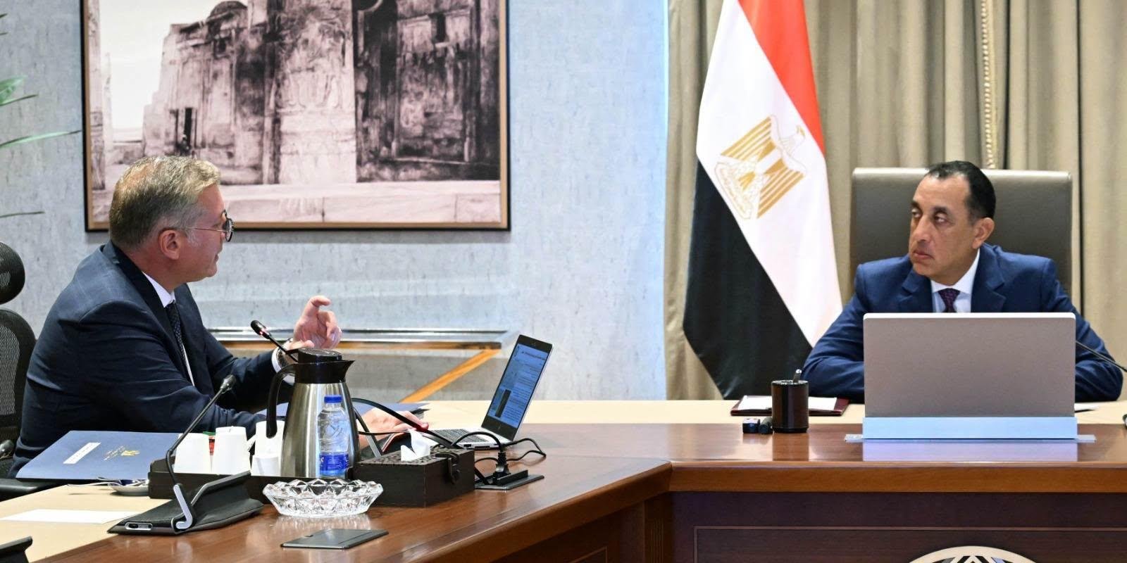 رئيس الوزراء يتابع مع وزير الب...