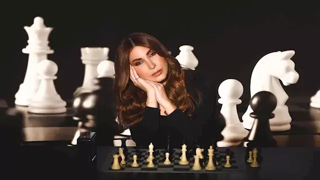 أناقة اللون الأسود.. يارا تتألق بفستان جذاب