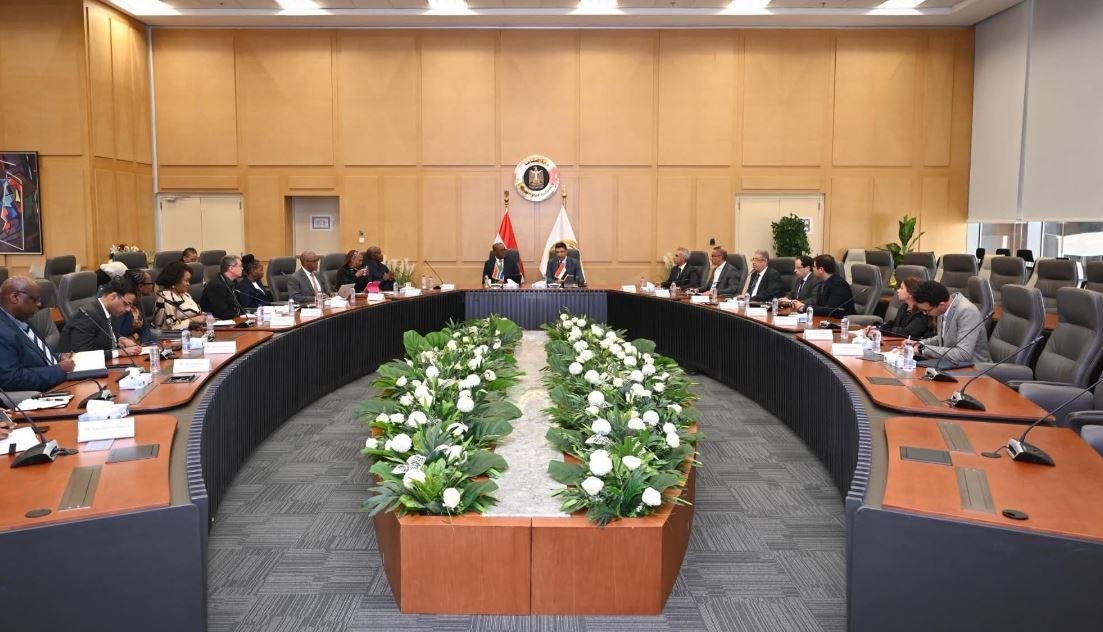 وزير الصناعة يبحث مع وزير التج...