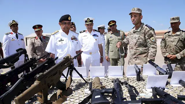 صور.. قائد القوات البحرية يلتق...