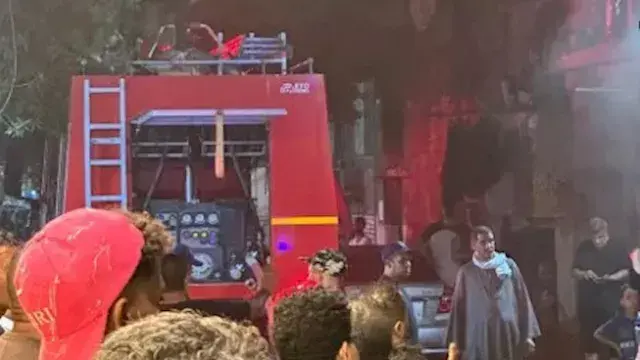 حريق في مخلفات بأرض فضاء بالمن...