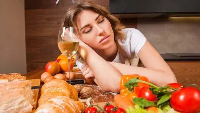 لماذا نشعر بالنعاس بعد تناول ا...
