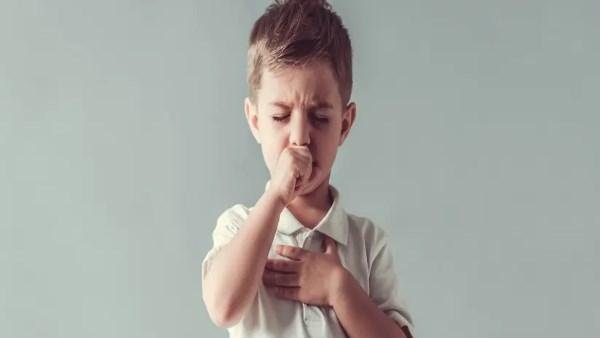 ابني بيكح طول الشتاء.. إمتى الكحة تبقى مقلقة؟.. استشارى أطفال يوضح