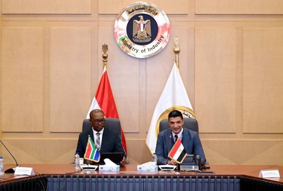 وزير الصناعة: نتفاوض مع كبرى ش...