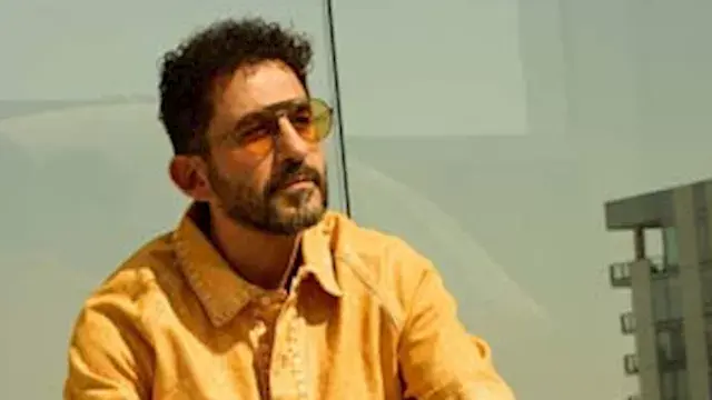 أحمد حلمي يخضع لجلسة تصوير جدي...