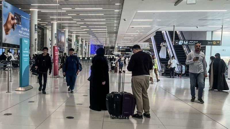 أمريكا تعلق بعد مقتل أحد مواطنيها في الهجوم على مطار الملك خالد في السعودية