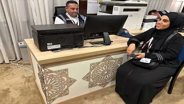 عمل لا يتوقف داخل غرفة عمليات بعثة حج القرعة لخدمة الحجاج المصريين | صور
