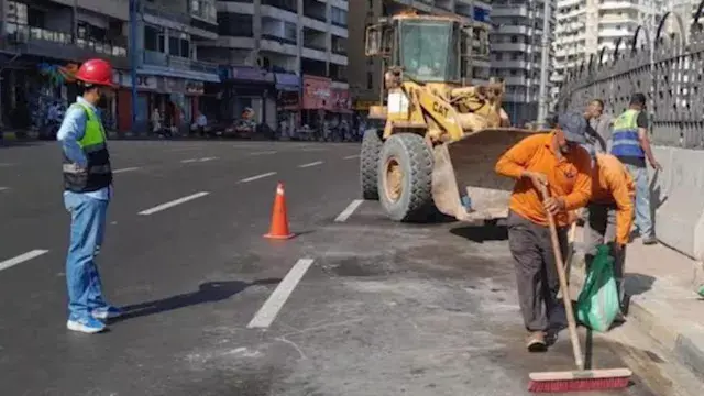 أربكت المرور.. سقوط كتلة خرسانية بطريق كورنيش الإسكندرية- صور