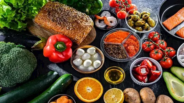 5 أطعمة غير صحية تحمل فوائد خف...