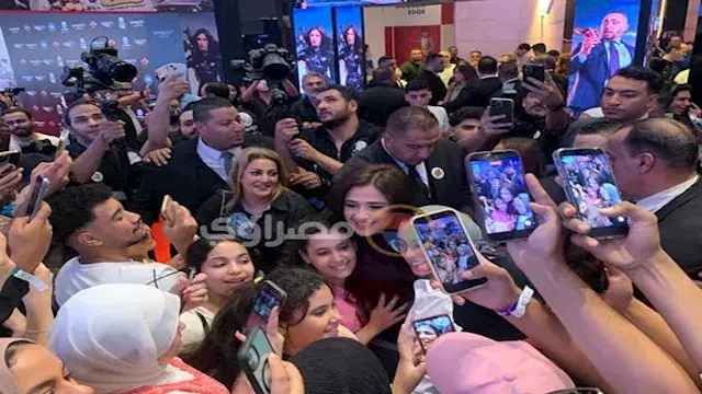 الجمهور يحتشد حول ياسمين عبدال...