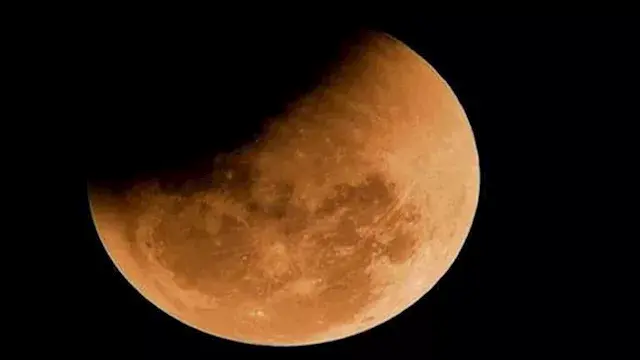 خسوف جزئي للقمر فجر الجمعة.. ا...