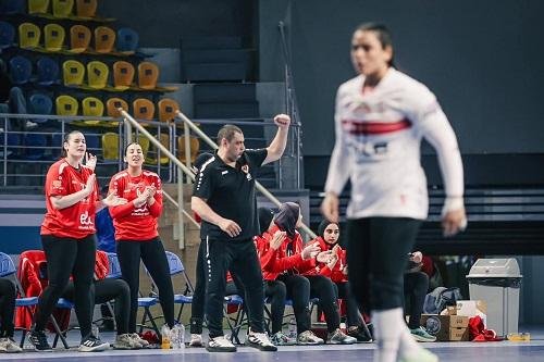 محمد عادل يجتمع بالجهاز الفني...