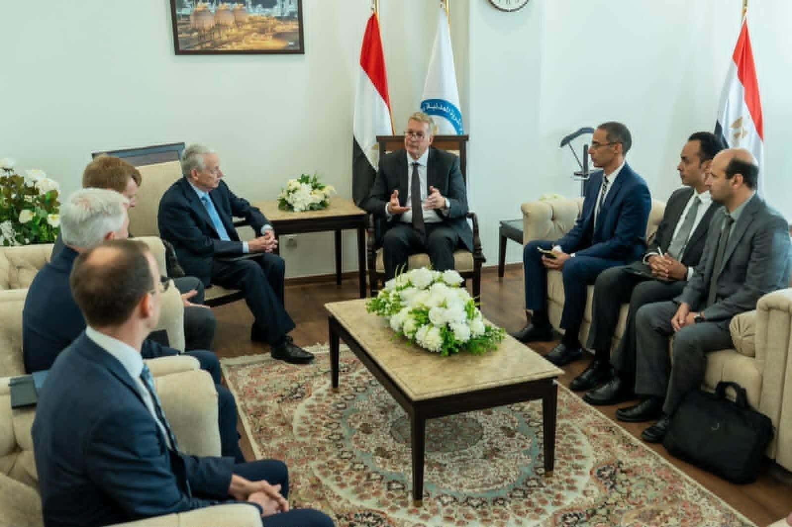 وزير البترول يبحث مع كوانتم كا...