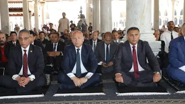 3 محافظين يؤدون صلاة الجمعة بم...