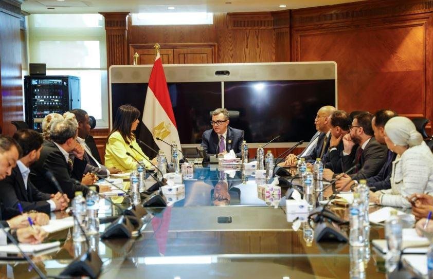 وزير التخطيط يبحث استعدادات ان...