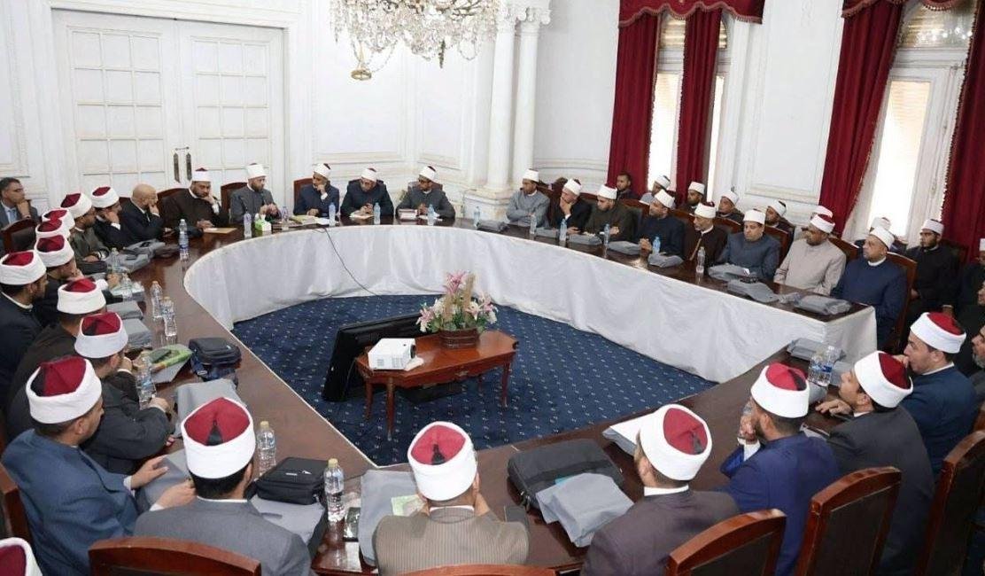 وزير الأوقاف يلتقي بالفائزين في دوري الأئمة النجباء.. ويهديهم كتبا للتزود بالعلم وبناء الكفاءة
