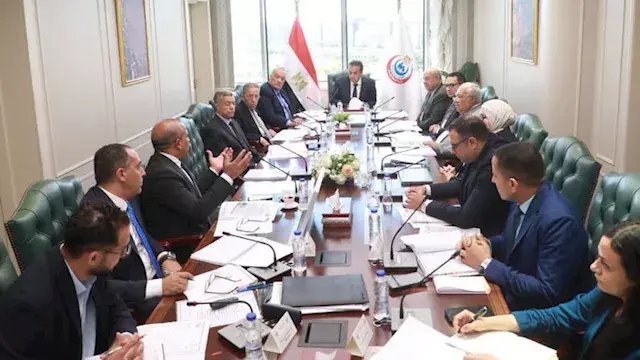 وزير الصحة يتابع الموقف المالي...