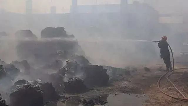 محافظ سوهاج ومدير الأمن يتابعان جهود السيطرة على حريق مصنع أقطان بطهطا -صور