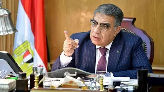 "قلبك نضيف وربنا يطول في عمرك".. دعاء سيدة فائزة بقرعة الحج يَبْكِي محافظ الدقهلية -فيديو