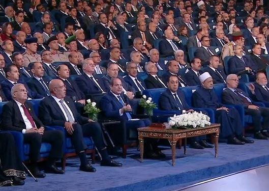 الرئيس السيسي: بقعد مع أحفادي وألاقيهم قاعدين ماسكين التليفون.. الاستخدام المتوازن أمر مهم